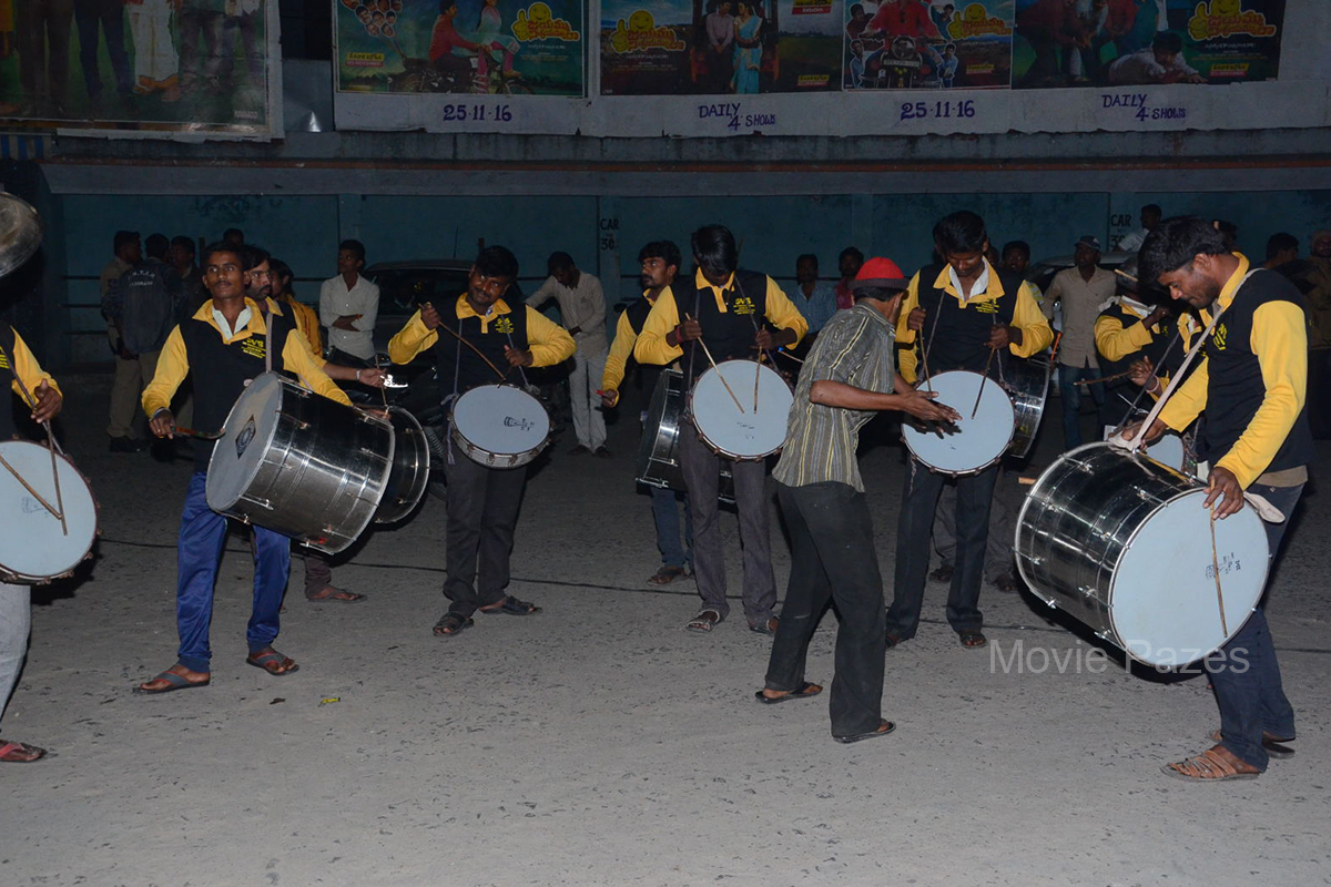 jayammu-nischayammu-raa-team-at-shanthi-theatre